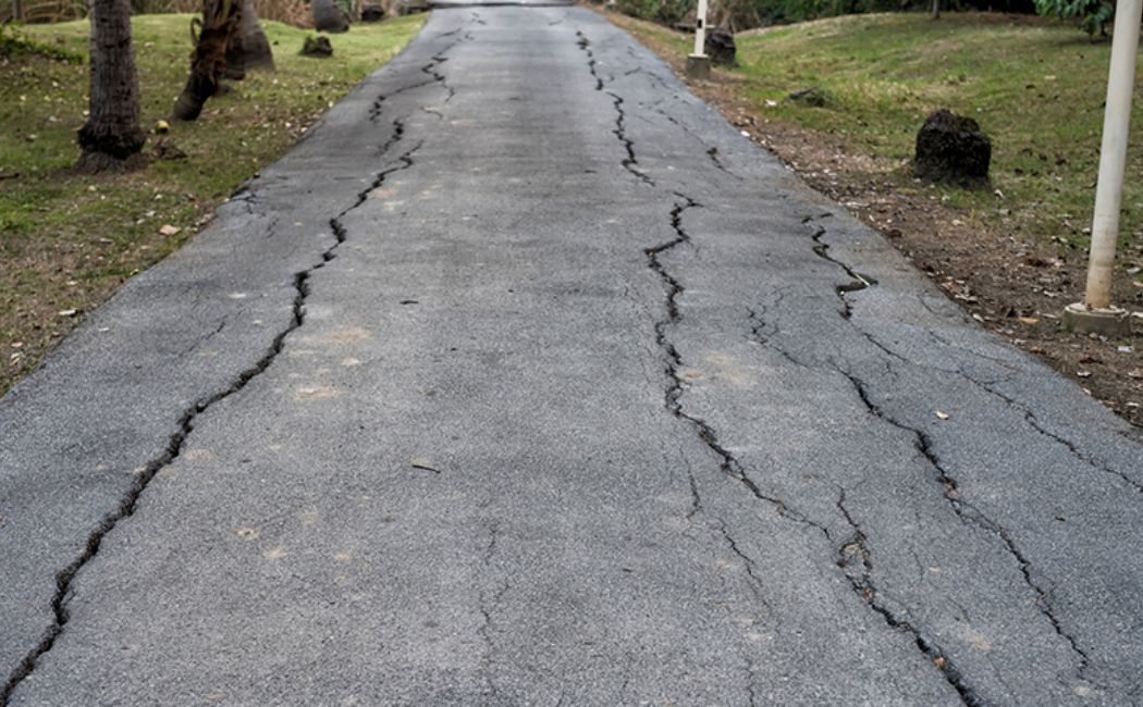 Repairing broken pavement with a hot asphalt mixture